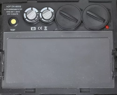 Beta 7042LCD LCD-hegesztő pajzs automatikus sötétedéssel az ívhegesztéshez MIG/MAG; TIG és plazmahegesztéshez. Áramellátás szolárcellákkal és Lithium-akkumulátorokkal, hosszú élettartamú LCD-filterekkel