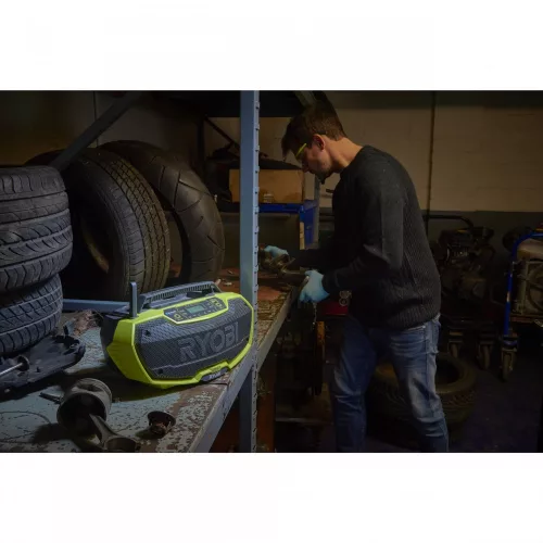 Ryobi R18RH-0 akkus sztereó rádió Bluetooth®-al (akku és töltő nélkül)